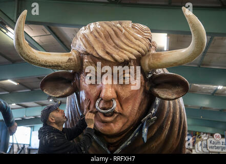 Mainz, Deutschland. 26 Feb, 2019. US-Präsident Donald Trump ist wie ein Ochse mit Hörnern und einen Ring durch die Nase bei der Präsentation des Mainzer Carneval-Verein (MCV) schwimmt gezeigt. Die Autos werden durch die Innenstadt von Mainz roll während der rosenmontagszug. Credit: Boris Roessler/dpa/Alamy leben Nachrichten Stockfoto