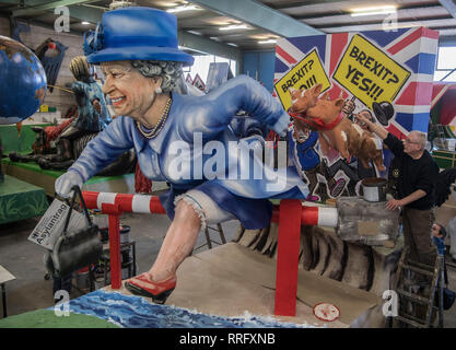 Mainz, Deutschland. 26 Feb, 2019. Mit einen Asylantrag in ihrer Hand, die Königin Sprünge über die Barriere in die EU während der Präsentation der Mainzer Carneval-Verein (MCV) Karren den Angesichts des Brexit. Die Autos werden durch die Innenstadt von Mainz roll während der rosenmontagszug. Credit: Boris Roessler/dpa/Alamy leben Nachrichten Stockfoto