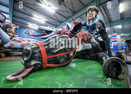 Mainz, Deutschland. 26 Feb, 2019. Bundeskanzlerin Merkel sitzt auf der "Koalition zu Tode geritten' bei der Präsentation des Mainzer Karneval Verein (MCV) schwebt. Die Autos werden durch die Innenstadt von Mainz roll während der rosenmontagszug. Credit: Boris Roessler/dpa/Alamy leben Nachrichten Stockfoto