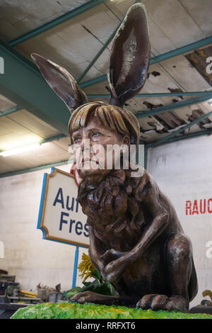 Mainz, Deutschland. 26 Feb, 2019. Bundeskanzlerin Merkel wird geschildert als ein Kaninchen bei der Vorstellung von einem anderen Auto vom Mainzer Karneval Verein (MCV). Die Autos werden durch die Innenstadt von Mainz roll während der rosenmontagszug. Credit: Boris Roessler/dpa/Alamy leben Nachrichten Stockfoto