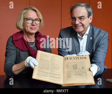 Weimar, Deutschland. 26 Feb, 2019. Christiane Wolf, Direktor des Archivs der Modernen Kunst an der Bauhaus Universität Weimar, und Frank Simon-Ritz, Direktor der Universitätsbibliothek, präsentieren sie ein gebundenes Buch der monatlichen Zeitschrift für Kultur und Kunst 'Der Sturm' von 1920, die kommt aus einem Nachlass in der Universitätsbibliothek. Die Bücher und Zeitschriften in der Immobilien gefunden gehörte zu der Bibliothek des Staatlichen Bauhauses in Weimar zwischen 1919 und 1925. Foto: Martin Schutt/dpa-Zentralbild/dpa/Alamy leben Nachrichten Stockfoto