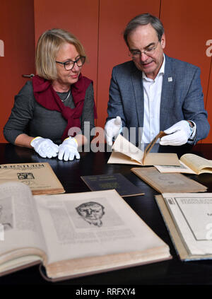 Weimar, Deutschland. 26 Feb, 2019. Christiane Wolf, Direktor des Archivs der Moderne an der Bauhaus Universität Weimar, und Frank Simon-Ritz, Direktor der Universitätsbibliothek, Blick auf eine Broschüre auf einer Ausstellung der monatlichen Zeitschrift für Kultur und Kunst 'Der Sturm' aus einem Nachlass in der Universitätsbibliothek. Die Bücher und Zeitschriften in der Immobilien gefunden gehörte zu der Bibliothek des Staatlichen Bauhauses in Weimar zwischen 1919 und 1925. Foto: Martin Schutt/dpa-Zentralbild/dpa/Alamy leben Nachrichten Stockfoto