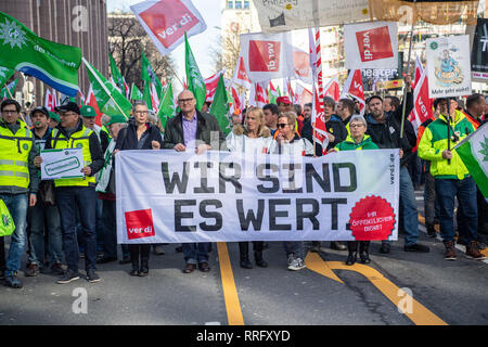 Bayernweit, Deutschland. 26 Feb, 2019. Während der warnstreik, Demonstranten zu Fuß durch die Innenstadt von München mit einem Banner mit der Aufschrift "Wir es Wert sind". Die Gewerkschaft Verdi hat mehr als 2000 Beschäftigte des öffentlichen Sektors in ganz Bayern zu Warnstreiks aufgerufen. Credit: Lino Mirgeler/dpa/Alamy leben Nachrichten Stockfoto