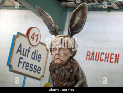 Mainz, Deutschland. 26 Feb, 2019. Bundeskanzlerin Merkel wird geschildert als ein Kaninchen bei der Vorstellung von einem anderen Auto vom Mainzer Karneval Verein (MCV). 'Auf die Fresse" (l) ist der Name des Motif Wagen mit SPD-Chef Nahles. Die Autos werden durch die Innenstadt von Mainz roll während der rosenmontagszug. Credit: Boris Roessler/dpa/Alamy leben Nachrichten Stockfoto