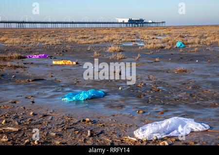 Southport, Merseyside. 26. Februar, 2019. UK Wetter. Hellen sonnigen Start in den Tag wie die Flut spült in deflationiert Himmelslaternen auch als Kongming Laterne oder Chinesische Laterne bekannt, als eine Reihe von kleinen Heißluftballons Wurf den Strand. Credit: MediaWorldImages/Alamy leben Nachrichten Stockfoto