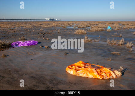 Southport, Merseyside. 26. Februar, 2019. UK Wetter. Hellen sonnigen Start in den Tag wie die Flut spült in deflationiert Himmelslaternen auch als Kongming Laterne oder Chinesische Laterne bekannt, als eine Reihe von kleinen Heißluftballons Wurf den Strand. Credit: MediaWorldImages/Alamy leben Nachrichten Stockfoto