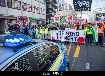26. Februar 2019, Bayern, München: Demonstranten durch die Innenstadt zu Fuß mit einem Banner mit der Aufschrift "Wir es Wert sind". Die Gewerkschaft Verdi hat mehr als 2000 Beschäftigte des öffentlichen Sektors in ganz Bayern zu Warnstreiks aufgerufen. Foto: Lino Mirgeler/dpa Stockfoto