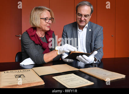 Weimar, Deutschland. 26 Feb, 2019. Christiane Wolf, Direktor des Archivs der Moderne an der Bauhaus Universität Weimar, und Frank Simon-Ritz, Direktor der Universitätsbibliothek, Blick auf eine Broschüre auf einer Ausstellung der monatlichen Zeitschrift für Kultur und Kunst 'Der Sturm' aus einem Nachlass in der Universitätsbibliothek. Die Bücher und Zeitschriften in der Immobilien gefunden gehörte zu der Bibliothek des Staatlichen Bauhauses in Weimar zwischen 1919 und 1925. Foto: Martin Schutt/dpa-Zentralbild/dpa/Alamy leben Nachrichten Stockfoto