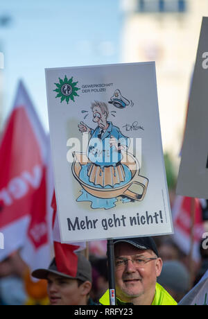 26. Februar 2019, Bayern, München: "Mehr ist nicht möglich!" ist auf einem Schild, dass ein Mann während eines Warnstreiks hält geschrieben. Die Gewerkschaft Verdi hat mehr als 2000 Beschäftigte des öffentlichen Sektors in ganz Bayern zu Warnstreiks aufgerufen. Foto: Lino Mirgeler/dpa Stockfoto