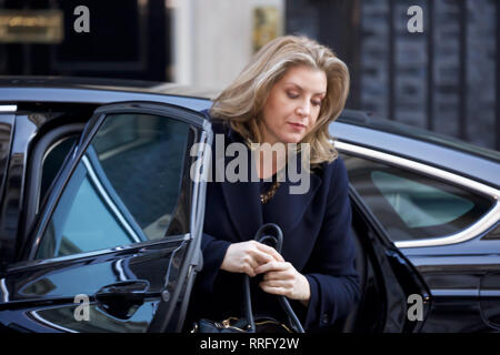 London, Großbritannien. 26 Feb, 2019. Minister für Internationale Entwicklung und Ministerin für Frauen und Gleichstellung der Rt Hon Penny Mordaunt MP kommt für die wöchentliche Kabinettssitzung am 10 Downing Street in London. Premierminister, Theresa May, wird erwartet, um eine Aussage zu MPs später heute mit wachsenden Erwartungen, dass sie einen Kompromiss, um zu verhindern, dass eventuelle Rücktritte bieten zu geben. Credit: Keith Larby/Alamy leben Nachrichten Stockfoto