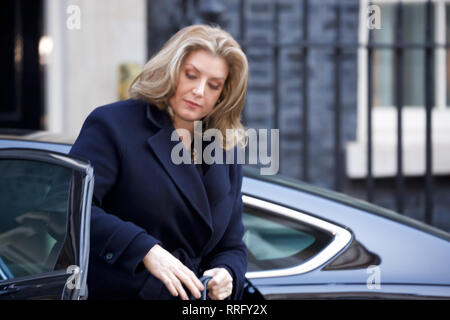 London, Großbritannien. 26 Feb, 2019. Minister für Internationale Entwicklung und Ministerin für Frauen und Gleichstellung der Rt Hon Penny Mordaunt MP kommt für die wöchentliche Kabinettssitzung am 10 Downing Street in London. Premierminister, Theresa May, wird erwartet, um eine Aussage zu MPs später heute mit wachsenden Erwartungen, dass sie einen Kompromiss, um zu verhindern, dass eventuelle Rücktritte bieten zu geben. Credit: Keith Larby/Alamy leben Nachrichten Stockfoto