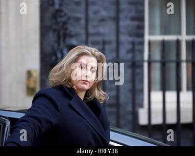 London, Großbritannien. 26 Feb, 2019. Minister für Internationale Entwicklung und Ministerin für Frauen und Gleichstellung der Rt Hon Penny Mordaunt MP kommt für die wöchentliche Kabinettssitzung am 10 Downing Street in London. Premierminister, Theresa May, wird erwartet, um eine Aussage zu MPs später heute mit wachsenden Erwartungen, dass sie einen Kompromiss, um zu verhindern, dass eventuelle Rücktritte bieten zu geben. Credit: Keith Larby/Alamy leben Nachrichten Stockfoto