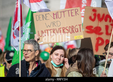 26. Februar 2019, Bayern, München: "Deiner Mutter unterversorgt" ist auf einem Schild an einem Warnstreik in der Innenstadt. Die Gewerkschaft Verdi hat mehr als 2000 Beschäftigte des öffentlichen Sektors in ganz Bayern zu Warnstreiks aufgerufen. Foto: Lino Mirgeler/dpa Stockfoto