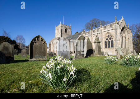 Romaldkirk, Teesdale, County Durham, UK. Dienstag, 26. Februar 2019. UK Wetter. Romaldkirk Kirche sitzt unter wolkenlosen Pulver blues Skies als Northern England noch Erfahrungen einen anderen Tag der ungewöhnlich warmen Wetter. Quelle: David Forster/Alamy leben Nachrichten Stockfoto