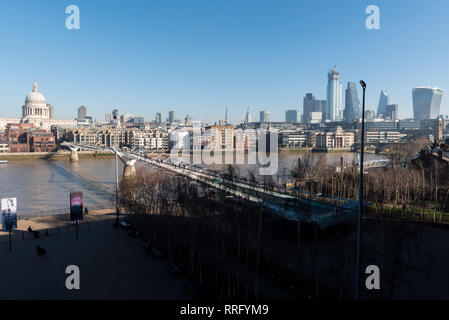 London, Großbritannien. 26 Feb, 2019. Wetter in Großbritannien: Die Londoner City ist in der Sonne auf den Prognosen ist die heißeste Februar Tag gebadet seit Beginn der Aufzeichnungen. Die ungewöhnlich warmen Wetter ist zu erwarten noch einen Tag weiter, bis die Temperaturen niedriger. Credit: Stephen Chung/Alamy leben Nachrichten Stockfoto