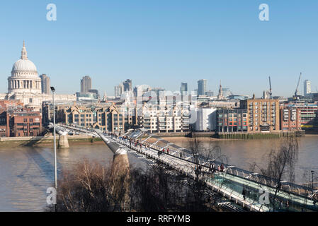 London, Großbritannien. 26 Feb, 2019. Wetter in Großbritannien: Die Londoner City ist in der Sonne auf den Prognosen ist die heißeste Februar Tag gebadet seit Beginn der Aufzeichnungen. Die ungewöhnlich warmen Wetter ist zu erwarten noch einen Tag weiter, bis die Temperaturen niedriger. Credit: Stephen Chung/Alamy leben Nachrichten Stockfoto