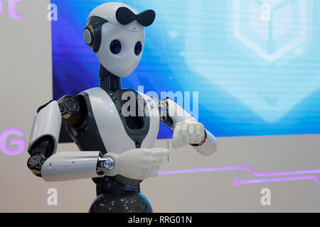 Barcelona, Spanien. 26 Feb, 2019. Ein Roboter vernäht auf dem Mobile World Congress 2019 in Barcelona. MWC läuft vom 25. bis 28. Februar. Credit: Clara Margais/dpa/Alamy leben Nachrichten Stockfoto