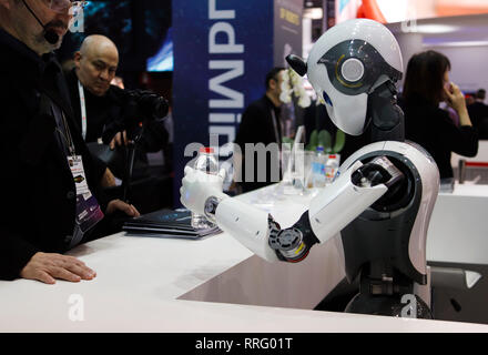 Barcelona, Spanien. 26 Feb, 2019. Ein Roboter wartet in Warten auf dem Mobile World Congress 2019 in Barcelona. MWC läuft vom 25. bis 28. Februar. Credit: Clara Margais/dpa/Alamy leben Nachrichten Stockfoto