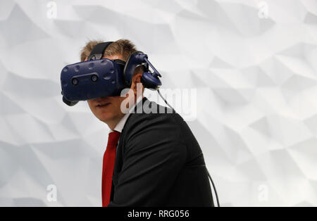 Barcelona, Spanien. 26 Feb, 2019. Ein Besucher steht mit Vive HTC VR-Ausrüstung auf dem Mobile World Congress 2019 in Barcelona. MWC läuft vom 25. bis 28. Februar. Credit: Clara Margais/dpa/Alamy leben Nachrichten Stockfoto