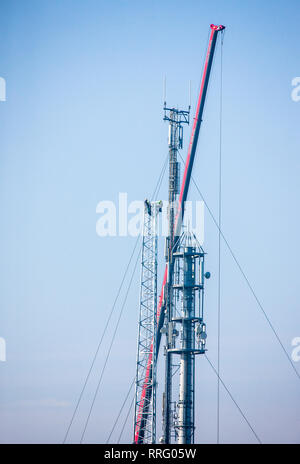 Ziegen Kreuz, Crosshaven, Cork, Irland. 26. Februar, 2019. Telecom Ingenieure aloft eine neue Mitteilung Mast für 5G-Technologie, bei der Ziege Kreuz, Crosshaven, Co Cork, Irland installiert werden. Quelle: David Creedon/Alamy leben Nachrichten Stockfoto