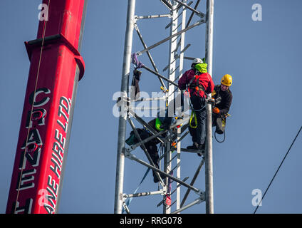 Ziegen Kreuz, Crosshaven, Cork, Irland. 26. Februar, 2019. Telecom Ingenieure aloft eine neue Mitteilung Mast für 5G-Technologie, bei der Ziege Kreuz, Crosshaven, Co Cork, Irland installiert werden. Quelle: David Creedon/Alamy leben Nachrichten Stockfoto