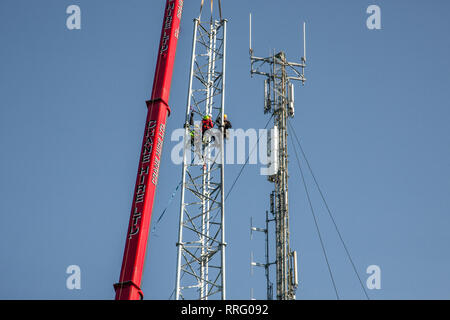 Ziegen Kreuz, Crosshaven, Cork, Irland. 26. Februar, 2019. Telecom Ingenieure aloft eine neue Mitteilung Mast für 5G-Technologie, bei der Ziege Kreuz, Crosshaven, Co Cork, Irland installiert werden. Quelle: David Creedon/Alamy leben Nachrichten Stockfoto