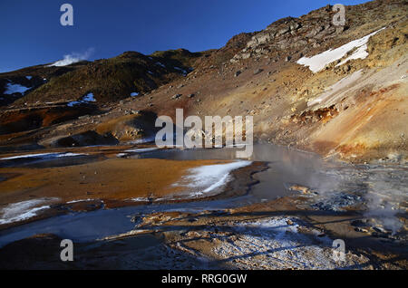 Island ist ein Land aus Eis und Feuer. In der geothermischen Bereich Kerlingarfjoll kann man Rauch sehen und kochendem Fumarolen aus der geothermischen Feld sowie Stockfoto