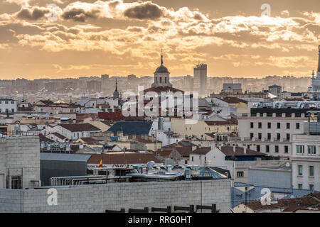 Blick auf die Skyline von Madrid bei Sonnenuntergang und den Turm des Königlichen Klosters von Santa Isabel (Real Monasterio de Santa Isabel) vom Cibeles Palast. Stockfoto