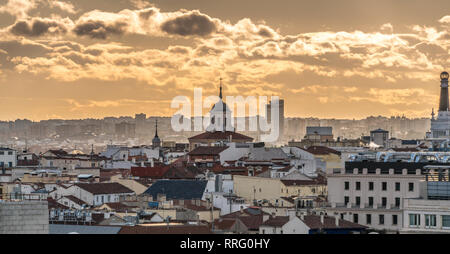 Blick auf die Skyline von Madrid bei Sonnenuntergang und den Turm des Königlichen Klosters von Santa Isabel (Real Monasterio de Santa Isabel) vom Cibeles Palast. Stockfoto