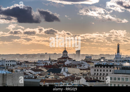 Blick auf die Skyline von Madrid bei Sonnenuntergang und den Turm des Königlichen Klosters von Santa Isabel (Real Monasterio de Santa Isabel) vom Cibeles Palast. Stockfoto