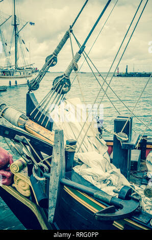 Alten Segelboot im Hafen, Muskelaufbau Stockfoto
