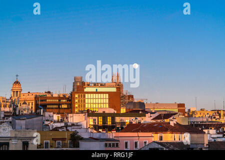 Super Blue Blood Moon unglaublich selten Phänomen Blick über die Innenstadt von alten historischen Madrid Zentrum Skyline während des Sonnenuntergangs Stockfoto