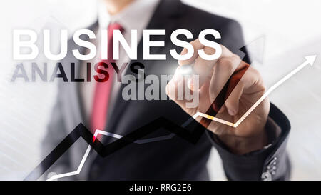 Business Analyse Diagramme und Grafiken auf virtuellen Bildschirm. Finanz- und Technologiekonzept mit unscharfem Hintergrund. Stockfoto