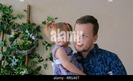 Portrait von lustigen, kleinen Mädchen und ihrem Vater zu Hause Stockfoto