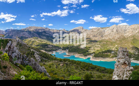 Panoramablick auf die schöne Landschaft in Bergdorf Guadalest, Spanien Stockfoto