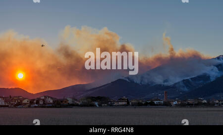 Dramatischer Sonnenuntergang auf Bientina mit Monte Pisano in Flammen im Hintergrund, Toskana, Italien Stockfoto