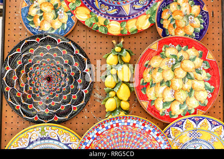 POSITANO, Italien - 23 AUGUST 2018: Positano Stil, traditionelle bunte Keramik Stockfoto