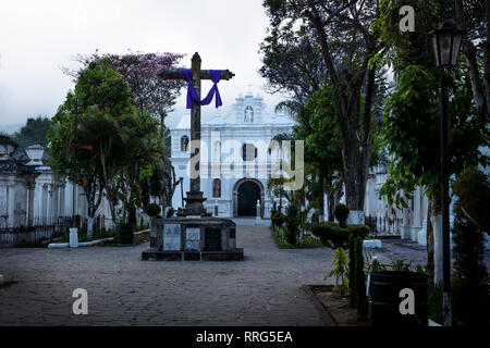 Kreuz und Kapelle San Lazaro Friedhof in der Dämmerung, Antigua, Guatemala Stockfoto