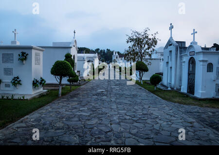 Gräber an der San Lazaro Friedhof in der Dämmerung, Antigua, Guatemala Stockfoto