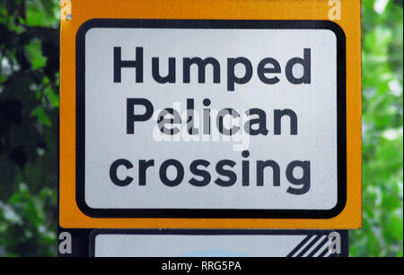 Ein sehr lustiges Schild HUMPED PELICAN CROSSING bringen alle Arten von humorvollen Bilder zu kümmern. In London, England fotografiert. Stockfoto