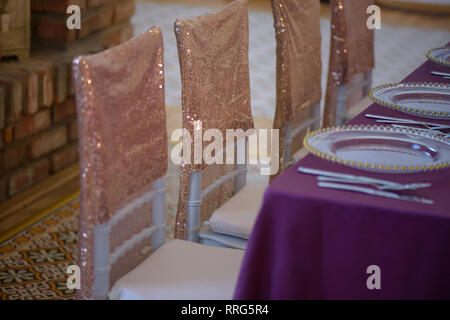 Sitzplatz In Einer Feierlichen Veranstaltung Oder Fine Dining Restaurant Mit Perlweiss Dekorierten Teller Besteck Um Auf Einem Bronze Tabelle Stockfotografie Alamy