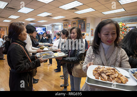 Anbeter in einem buddhistischen Tempel Form einer Montagelinie Lieferung von Nahrung vorbereitet und für ihre Mönche gekocht. In Elmhurst, Queens, New York Stockfoto