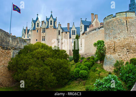 Majestätische Schloß Montreuil-Bellay Schloss und die umliegenden Wände in Frankreich. Bewölkt Frühling Morgen, grünen Rasen, Bäume, Türme, ruhige Atmosphäre Stockfoto