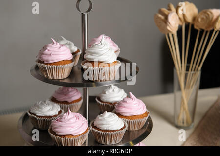 Köstlich süßen Buffet mit Cupcakes. Süße urlaub Buffet mit Kuchen und anderen Desserts. Stockfoto