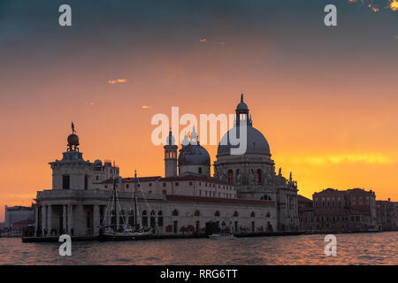 Santa Maria della Salute, einfach als Salute bekannt, bei Sonnenuntergang in Venedig. Aus einer Reihe von Fotos in Italien. Foto Datum: Montag, Firma Stockfoto