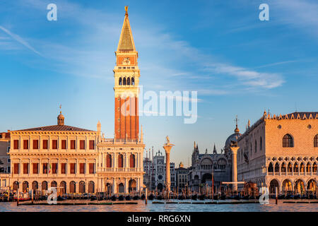 Blick auf St Mark's Campanile und Dogenpalast in Venedig bei Sonnenaufgang. Aus einer Reihe von Fotos in Italien. Foto Datum: Montag, Februar 11, 201 Stockfoto