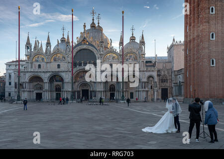 Einen allgemeinen Überblick über ein Hochzeitspaar, deren Foto in St. Mark's Platz bei Sonnenaufgang in Venedig. Aus einer Reihe von Fotos in Italien. Foto d Stockfoto