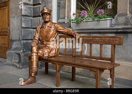 Statue des polnischen Krieg Held General Stanisław Maczek im City Chambers auf der Royal Mile in der Altstadt von Edinburgh. Stockfoto