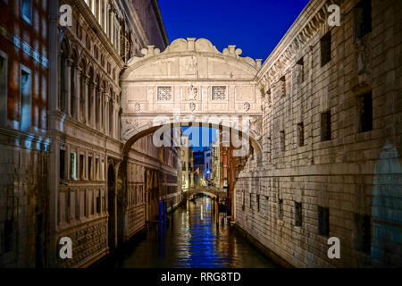 Die Seufzerbrücke in der Nacht in Venedig. Aus einer Reihe von Fotos in Italien. Foto Datum: Montag, 11. Februar 2019. Foto: Roger Garfield/Alamy Stockfoto