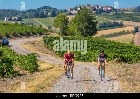 Die Rampina, weiße Straße der Radrennen La Mitica, von Villaromagnano nach Costa Vescovado, auf den Straßen der Fausto Coppi, Piemont, Italien Stockfoto